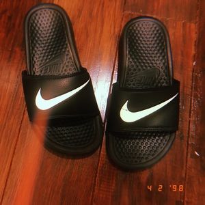 Black Nike slides💕